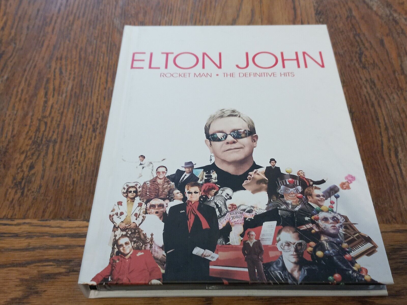 Elton John - Rocket Man The Definitive Hits CD + DVD + BOOK - in VGC