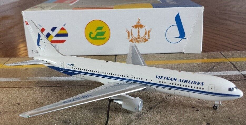 Aeroclassics AC18120C Vietnam Airlines B767-300 VN-A768 Diecast 1/400 Jet Model