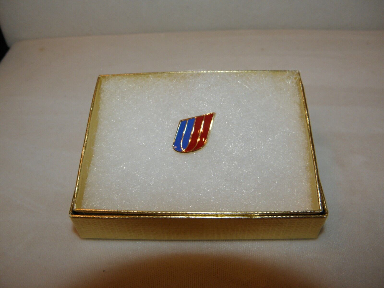 UNITED AIRLINES LAPEL PIN CLASSIC OLD LOGO AIRPLANE PILOT F/A COLLECTIBLE GIFT