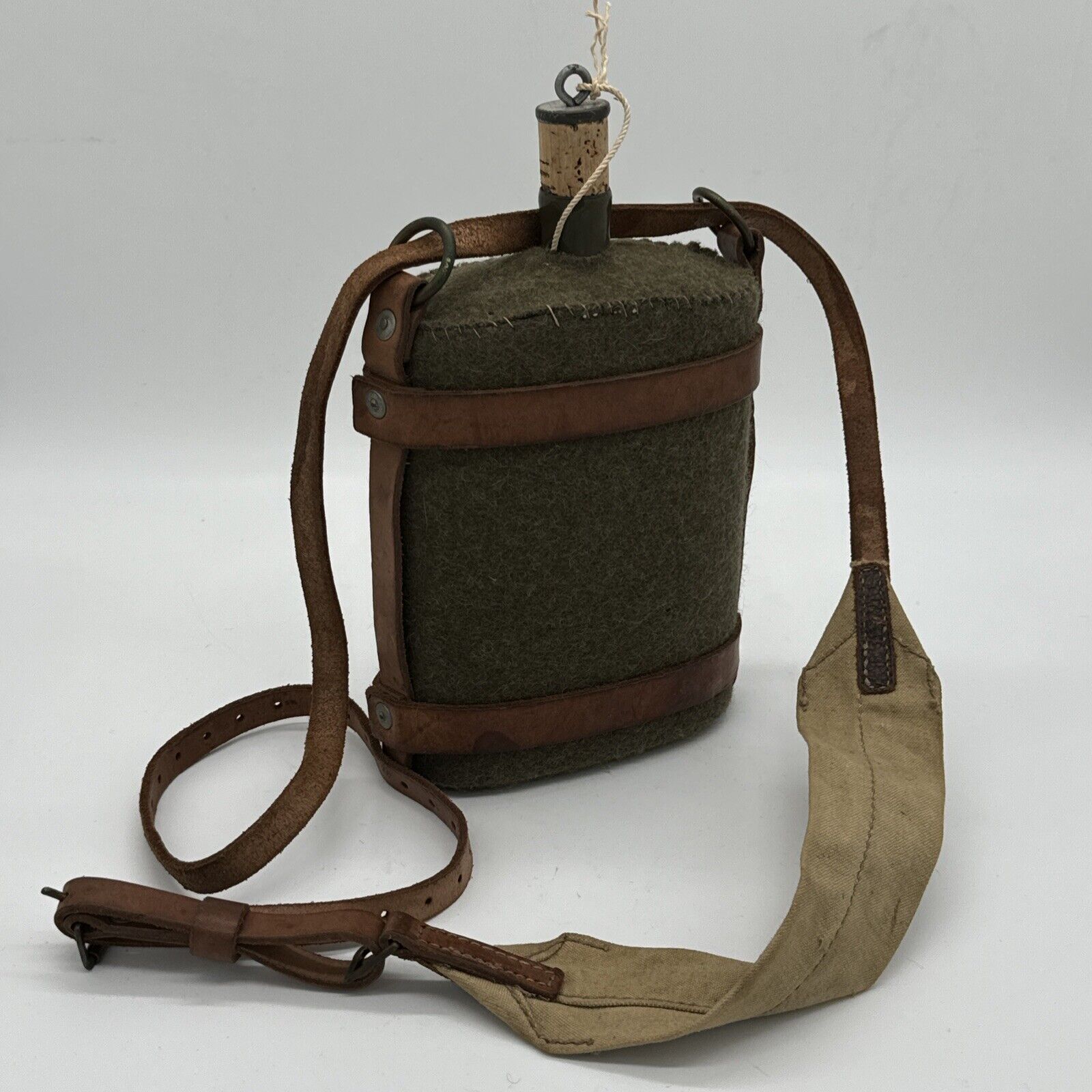 1942 WW2 BRITISH GREEN CANTEEN WITH GREEN WOOL COVER AND D⬆️D KH LEATHER CARRIER