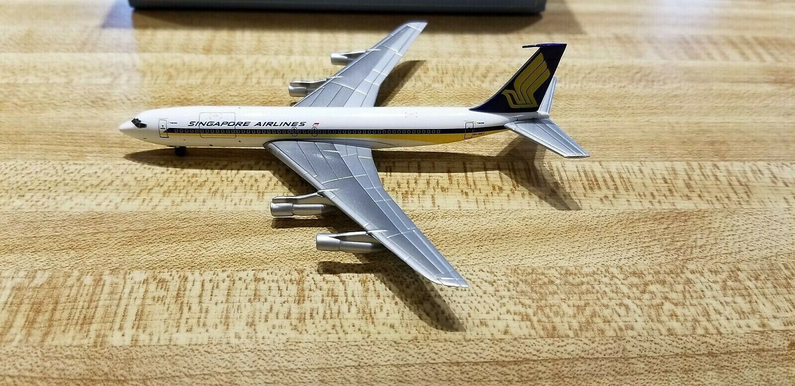 Dragon Wings Singapore Airlines B 707-324C 1:400 55809 1980s Colors 9V-BEY