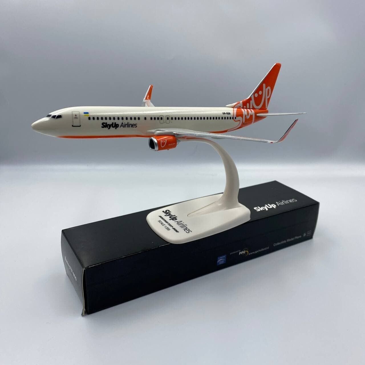 Aircraft model: Boeing 737-800 SkyUp UR-SQB scale 1:200