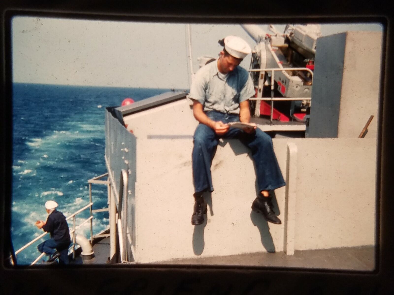 YB05 35MM ORIGINAL SLIDE Man on Fan Tall at Sea 1960