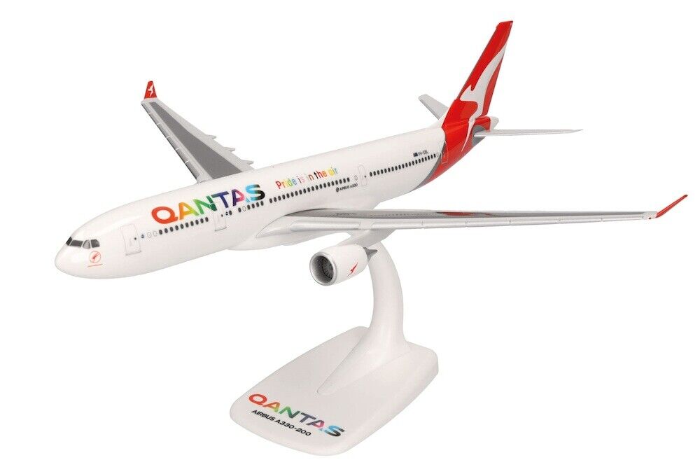 Herpa 614061 Qantas Airways Airbus A330-200 VH-EBL Desk 1/200 Model AV Airplane