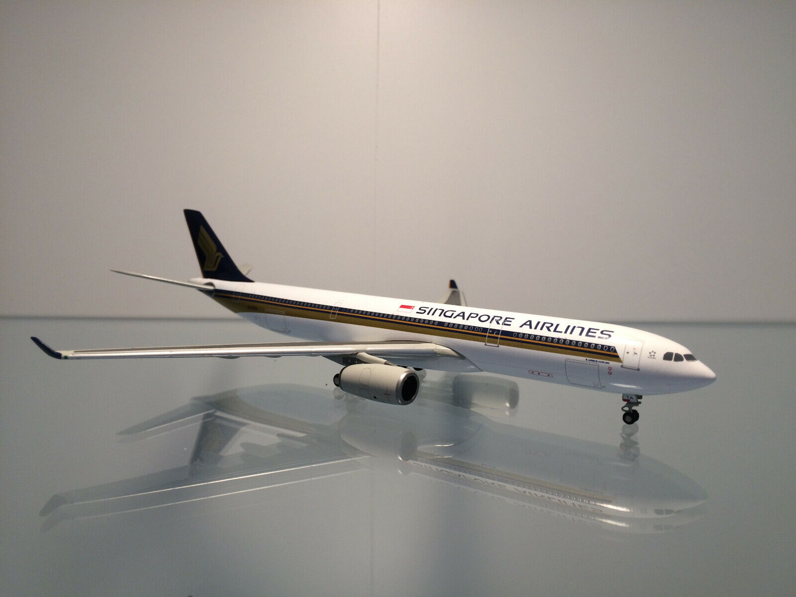 Phoenix /  JC WIngs  Singapore Airlines 1/400  A330 9V-STA