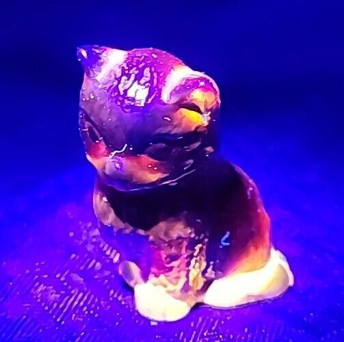 Boyd Crystal Art Glass Miss Cotton Cat Figurine Crimson Glows 395nm