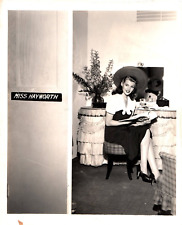 HOLLYWOOD BEAUTY RITA HAYWORTH BEHIND SCENES STUNNING PORTRAIT 1940s Photo C34 picture