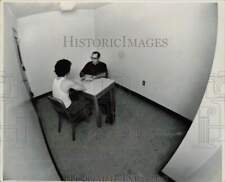1972 Press Photo Fr. Fernandez Martinez talks to an inmate at Dade County Jail picture