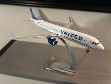 United Airbus A321 NEO 1/200 scale Gemini Jets model-includes a Phoenix stand picture