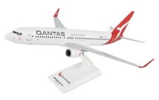 Skymarks SKR986 Qantas Airways Boeing 737-800 Desk Display 1/130 Model Airplane picture
