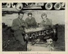1944 Press Photo American 5th Army soldiers repair a motor on the Italian front picture
