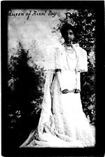 VINTAGE CONTINENTAL SIZE POSTCARD REPRODUCTION OF QUEEN OF RIZAL DAY PHILLIPINES picture